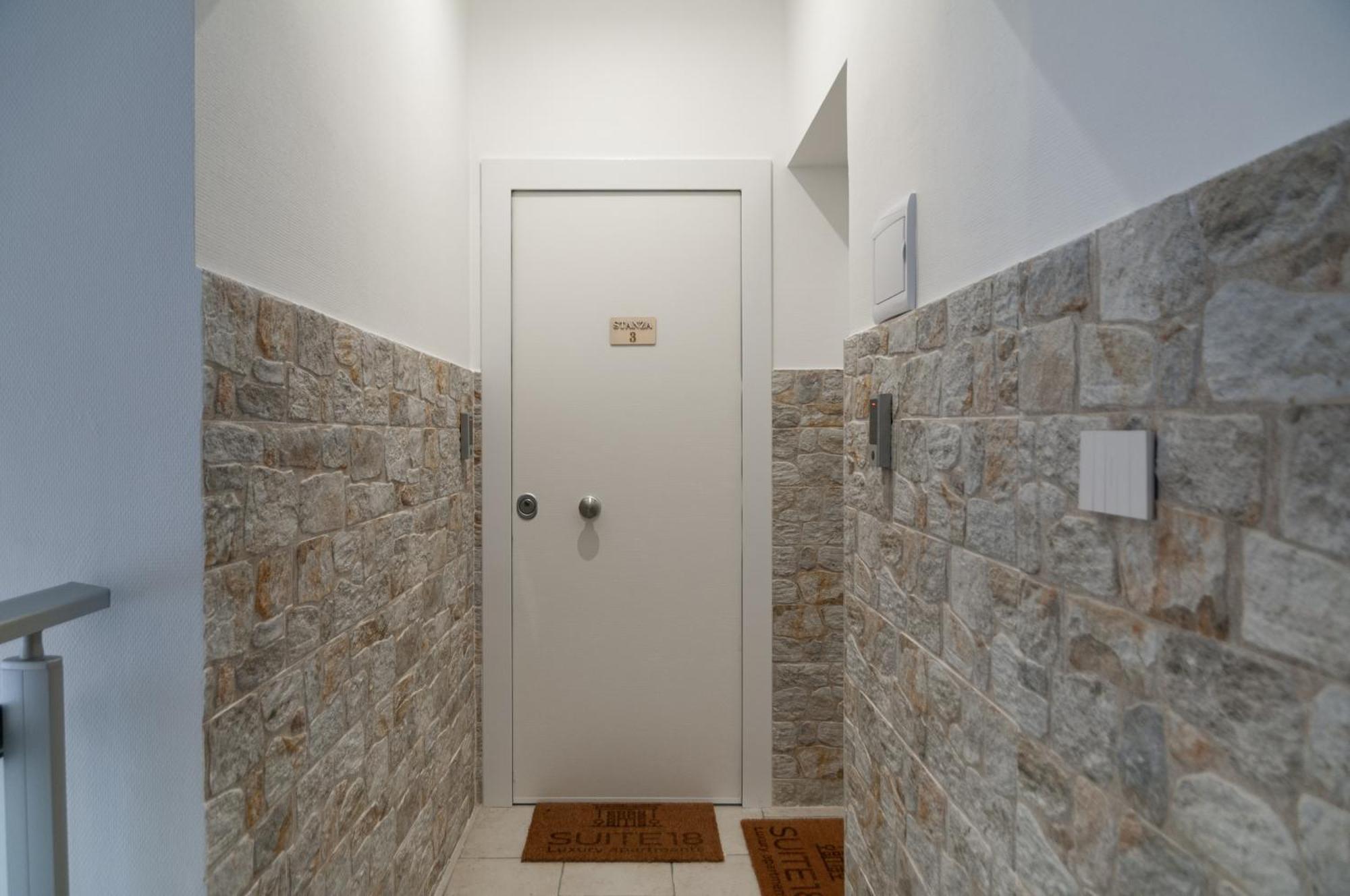Suite 18 Luxury Apartments Барі Екстер'єр фото